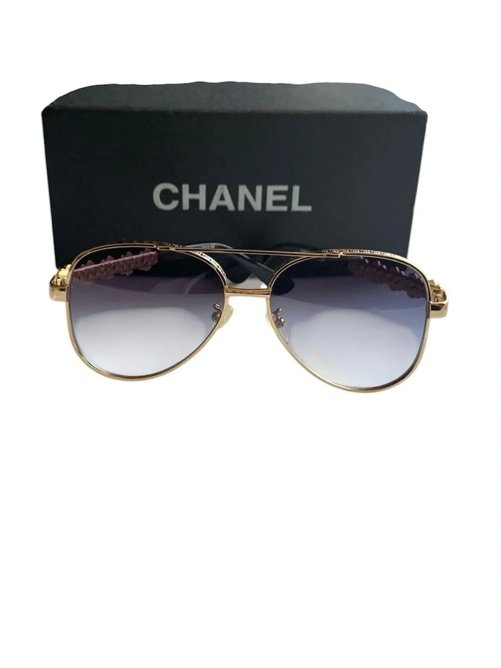 🕶️ Gold-Tone Aviator Sunglasses with Chain Detail 🕶️